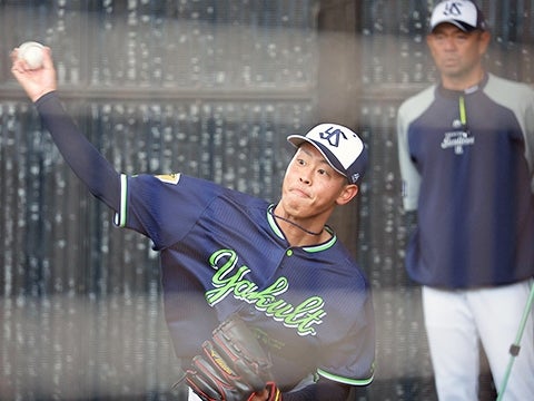 ブルペンに入る丸山投手