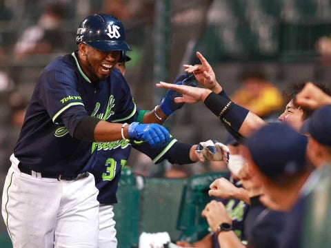 来日第1号！4安打の固め打ち！