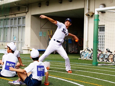 山部氏が港区立御成門小学校で投げ方指導！
