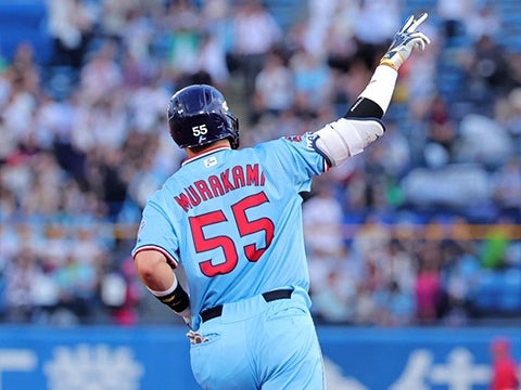 村上選手が2打席連続ホームランを放つ