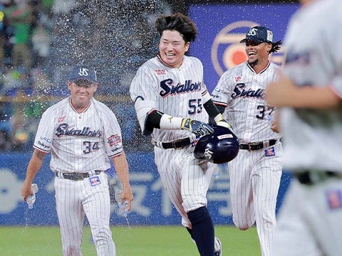 村上選手がサヨナラタイムリーで試合を決める