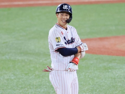 塩見選手がタイムリー二塁打を放つ