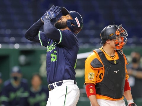 サンタナ選手が貴重な追加点となる4号ソロ