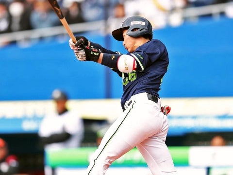 廣岡選手がマルチ安打と犠打で活躍