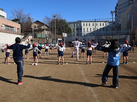 投げる動作を指導