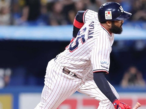 サンタナ選手がタイムリーを放つ