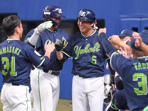 川端選手が一時勝ち越しとなる2点タイムリーを放つ