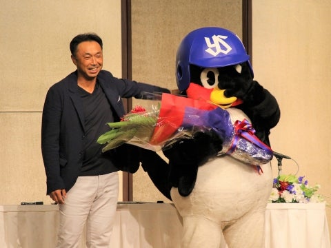 宮本慎也さんとつば九郎（つば九郎 主催2,000試合出場 公式記者会見）