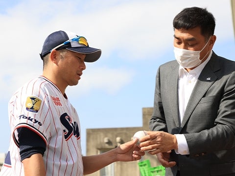 握りを教わる石川投手