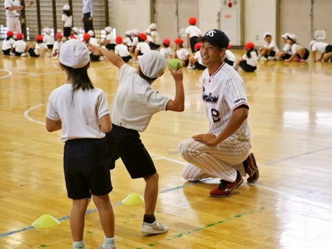 河端氏と徳山氏が府中市立小柳小学校で投げ方指導！