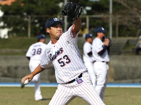 投手陣は陸上競技場でキャッチボール