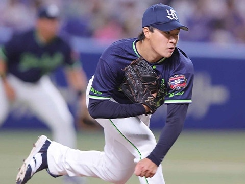 長谷川投手がピンチを切り抜ける
