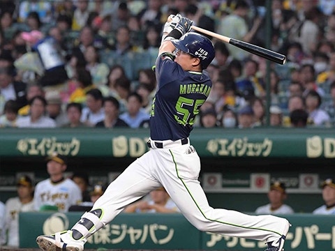 村上選手が10号3ランを放つ