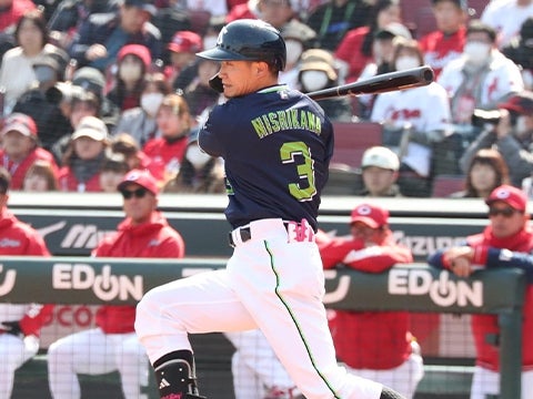 西川選手が先制タイムリーを放つ