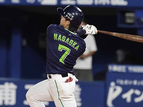 長岡選手が4号2ランを放つ