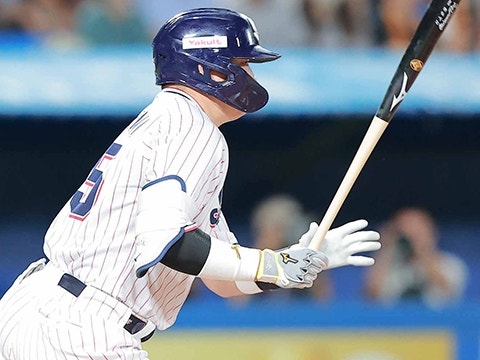 村上選手がタイムリーを放つ
