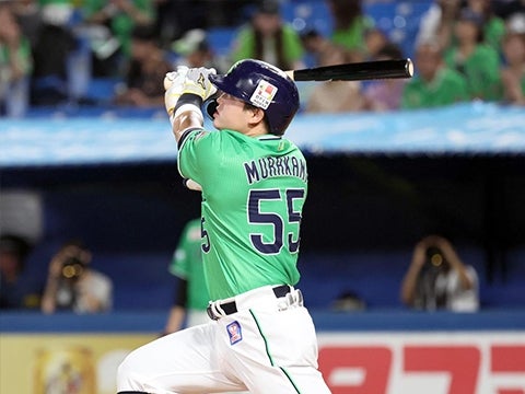 村上選手が23号2ランを放つ