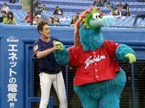 横にいるのは…