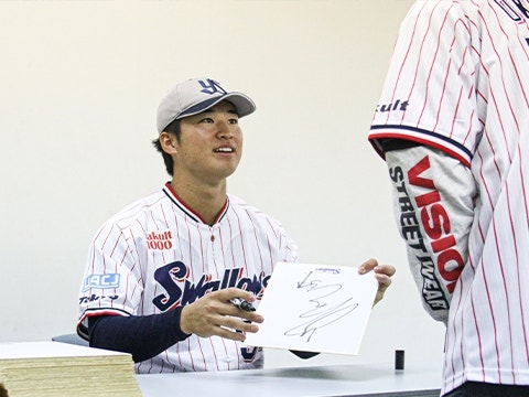 https://www-static.yakult-swallows.co.jp/upload/photo/archive/n-f318817870a5edfd5e74afa3cbd359bb.jpg?auto=avif,webp&quality=90