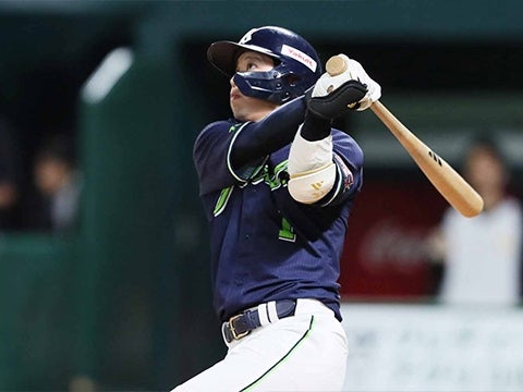 山田選手が4号2ランを放つ