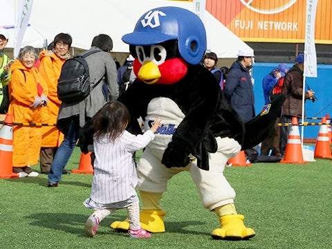 つば九郎に向かって