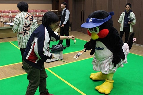 つばみも羽根つきに挑戦