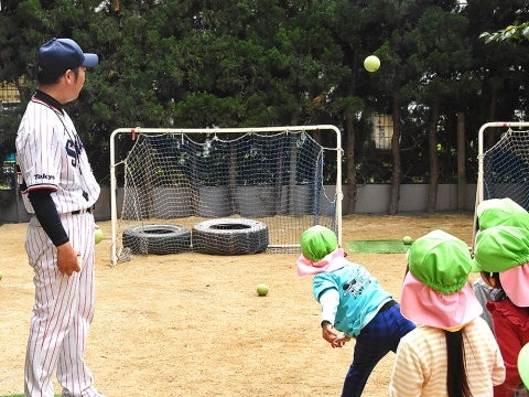 ネットに向かって投球