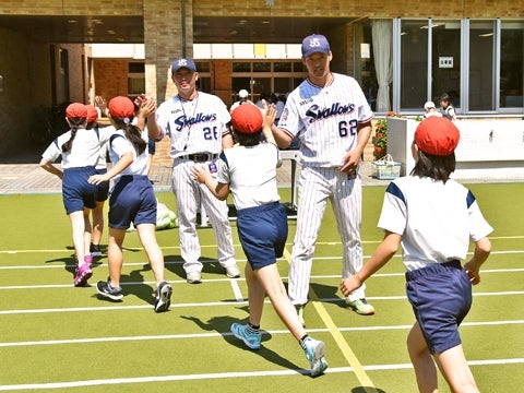 河端氏と徳山氏が新宿区立四谷小学校で投げ方指導！