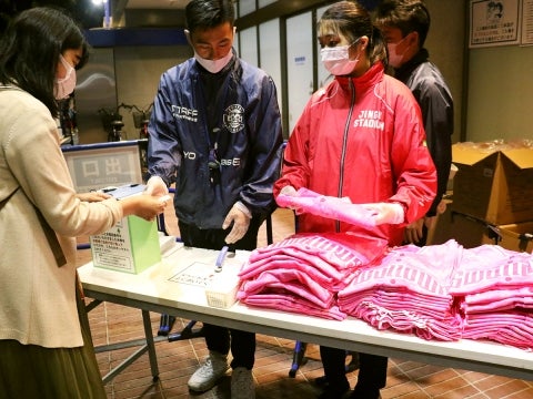 レディースDAYユニホームを配布