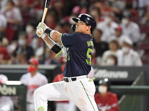 村上選手が二打席連発のホームランを放つ！