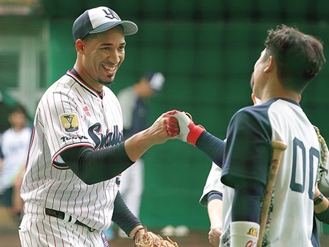 エスピナル投手と奥村選手がグータッチ