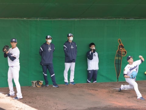 髙津監督、古田臨時コーチの前で投球練習に励む石川投手と奥川投手