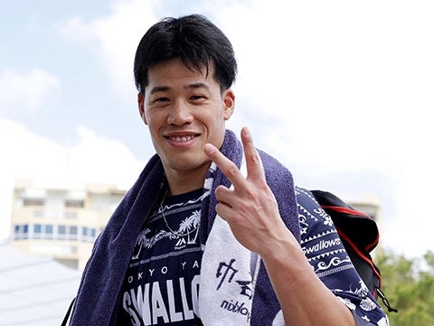 ピースサインの塩見選手