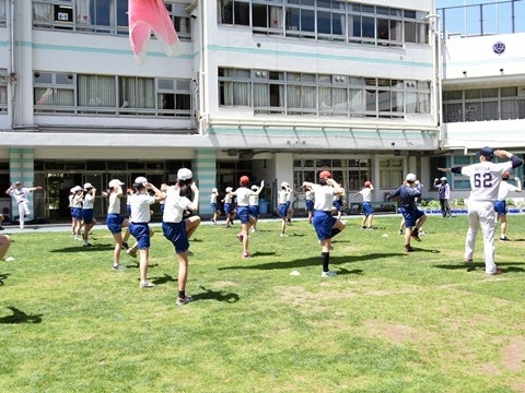 河端氏と徳山氏が新宿区立四谷第六小学校で投げ方指導！