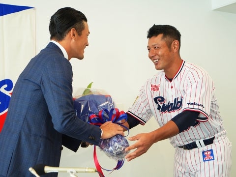 西田選手から花束贈呈