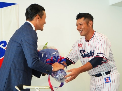 西田選手から花束贈呈