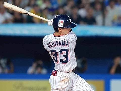 内山選手がタイムリーを放つ