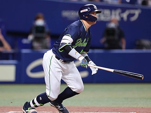 村上選手が24号ソロを放つ