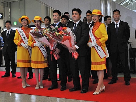 球春到来! 真中監督らがキャンプ地入り